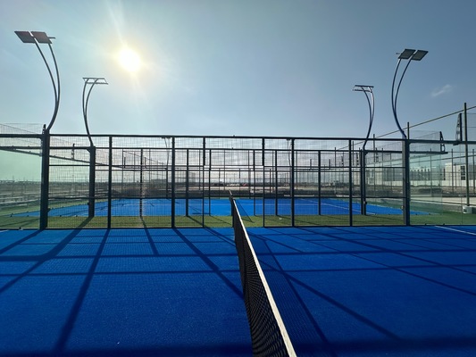 Instalações profissionais de Padel Court Cercas de alta resistência Estruturas metálicas à prova de ferrugem Vidro de segurança Luzes de economia de energia Set de relva resistente ao desgaste